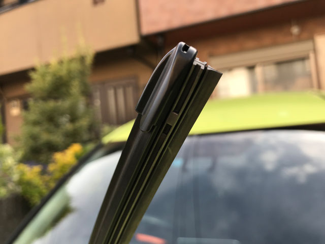 新しいワイパーを取り付ける3